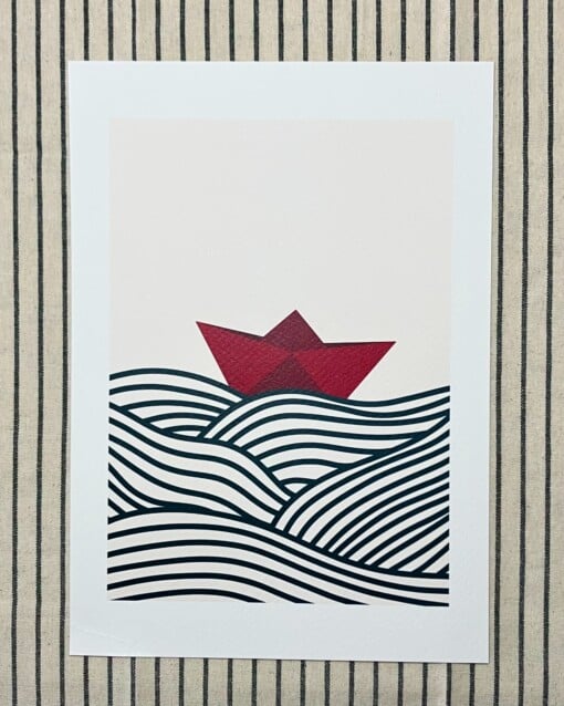 Rood bootje op golven kunstprint – rustgevende zee illustratie | A4 poster 21x30 cm