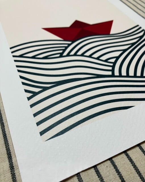 Rood bootje op golven kunstprint – rustgevende zee illustratie | A4 poster 21x30 cm