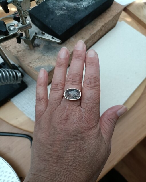 Lodoliet kwarts ring, gezet in zilver met messing