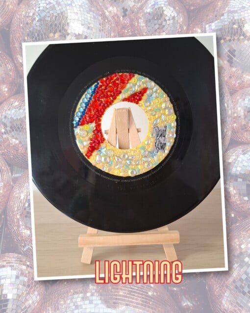 Kunst van vinyl: versierde LP 'Lightning'