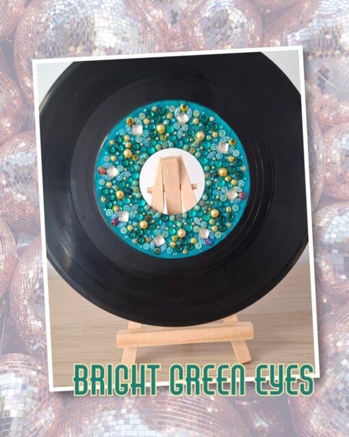 Kunst van vinyl: versierde LP 'Bright Green Eyes'