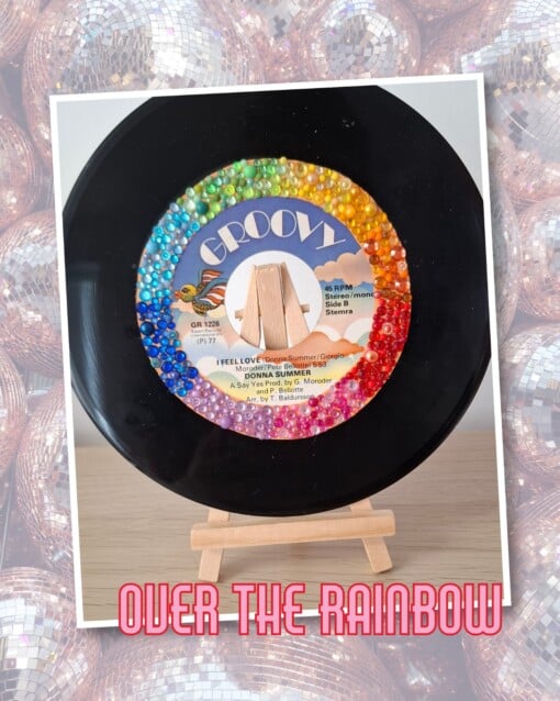 Kunst van vinyl: versierde LP 'Over the rainbow'