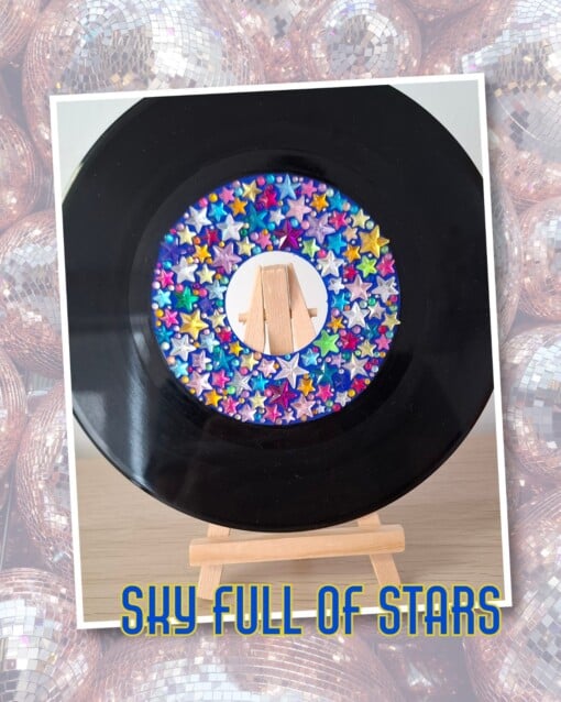 Kunst van vinyl: versierde LP 'Sky full of stars'