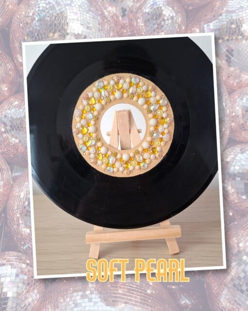 Kunst van vinyl: versierde LP 'Soft Pearl'
