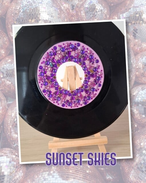 Kunst van vinyl: versierde LP 'Sunset Skies'