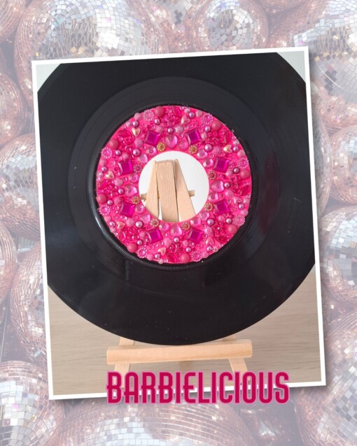 Kunst van vinyl: versierde LP 'Barbielicious'
