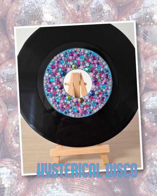 Kunst van vinyl: versierde LP 'Hysterical Disco'