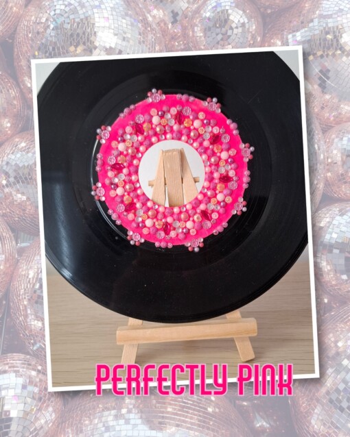 Kunst van vinyl: versierde LP 'Perfectly Pink'