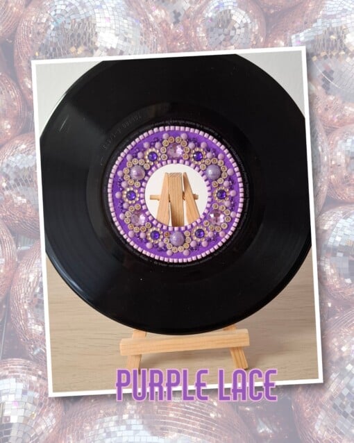 Kunst van vinyl: versierde LP 'Purple Lace'