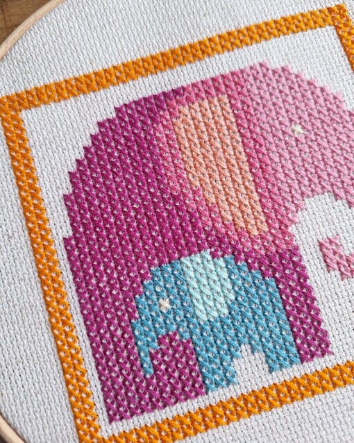 Kruissteek geborduurd, Olifantje in houten borduurring, handwerk, kraamkado