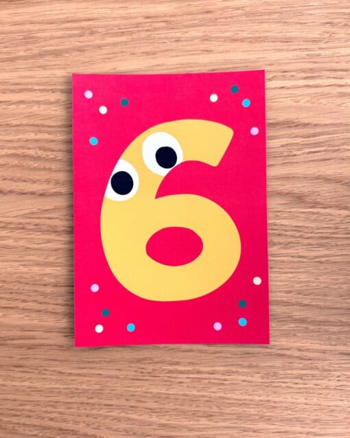 Feestbundel: Nummer 6 Taarttopper + 5 Uitnodigingen – Handgemaakt & Uniek