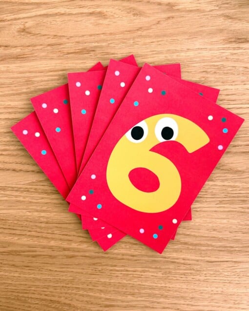 Feestbundel: Nummer 6 Taarttopper + 5 Uitnodigingen – Handgemaakt & Uniek