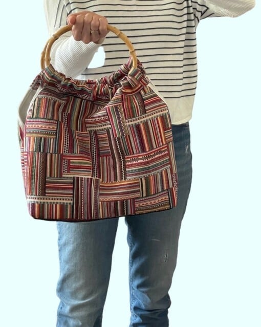 Tas met bamboe hengsels - stoffen, stevige tas met binnenzak in meerkleurig, blauw en ecru.