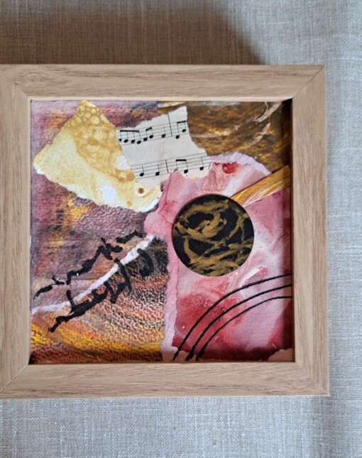 Kleine collage met geverfd papier op hout kleurstelling rood geel zwart wit
