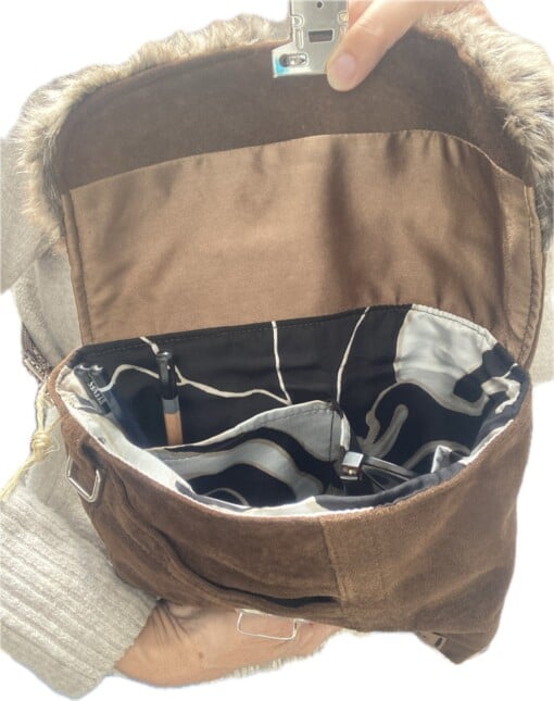 Donker bruine suede schoudertas gemaakt van vintage suede rok met nepbont