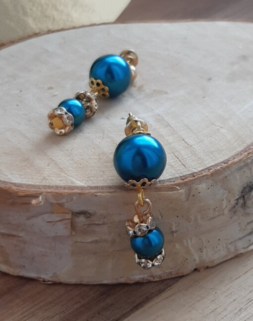 Unieke oorbellen: Blauw met goud/zilver studs: Handgemaakt met glazen kralen