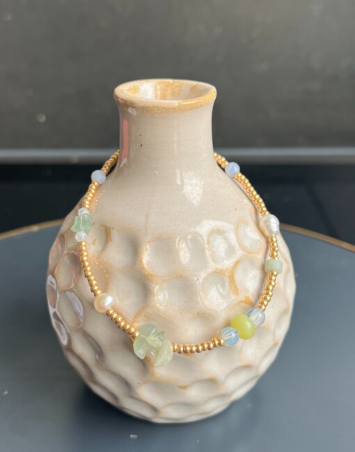 Kralenarmband met halfedelstenen in pasteltinten