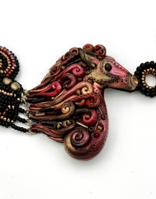 Wearable Art - Zeepaardje collier u