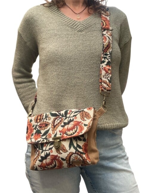 Ruime schoudertas gemaakt van een vintage suede jas met damast bloemenprint