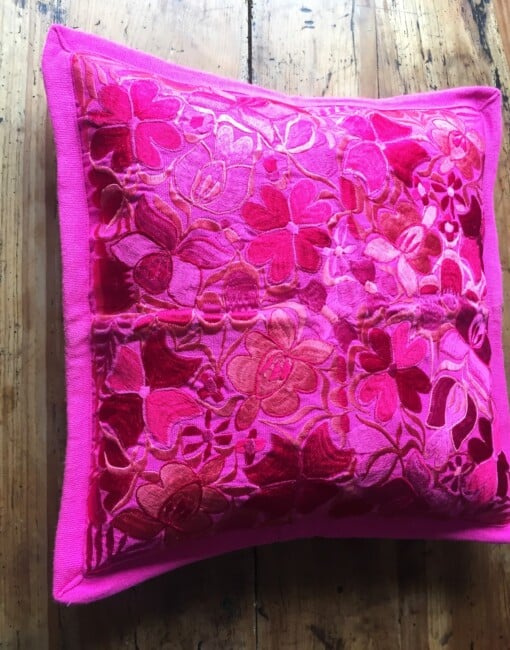 Licht roze mexicaanse kussenhoes uit de Chiapas regio.