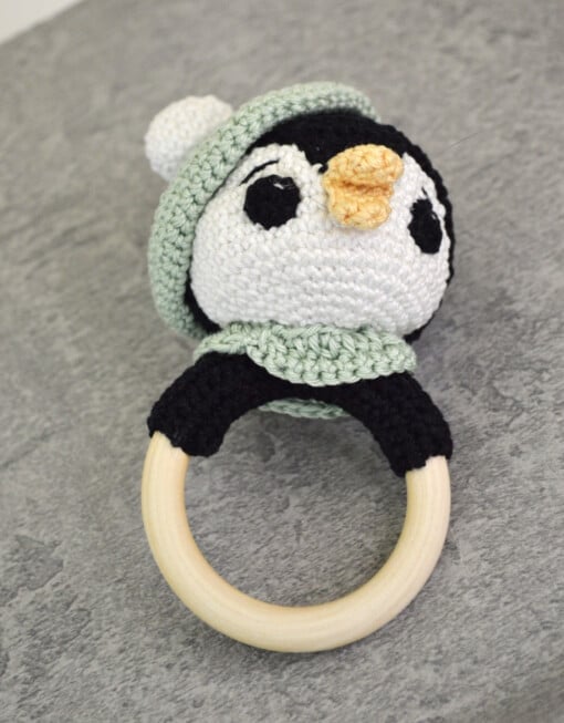 Rammelaar Pinguin, gehaakt in katoen, houten ring 7cm diameter, geschikt voor kinderen onder de 3jaar.