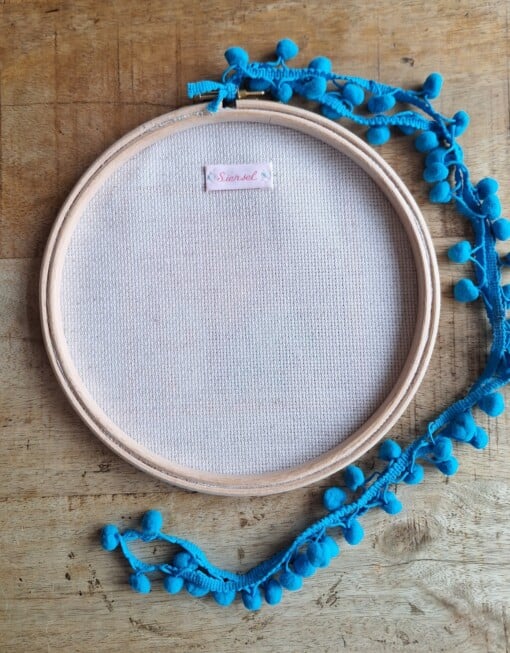Kruissteek geborduurd, Olifantje in houten borduurring, handwerk, kraamkado