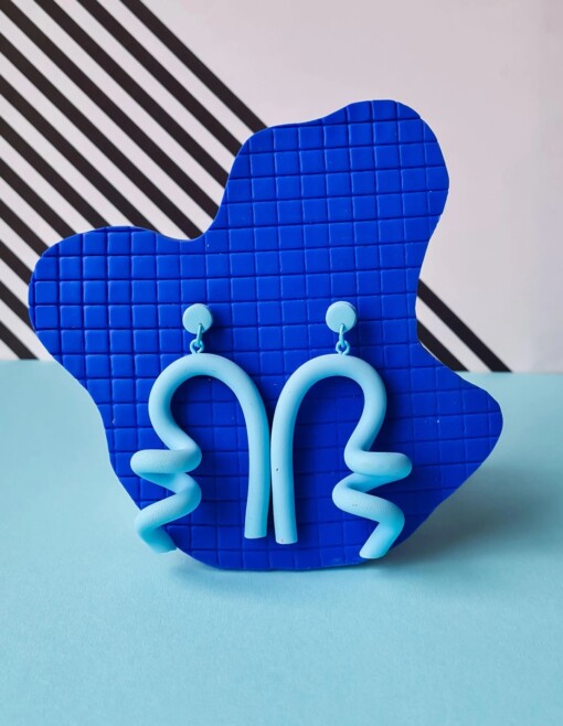 Kleurrijke handgemaakte squiggle oorbellen, beschikbaar in 7 kleuren. Lichtgewicht, dopamine statement Memphis Polymeerklei oorbellen