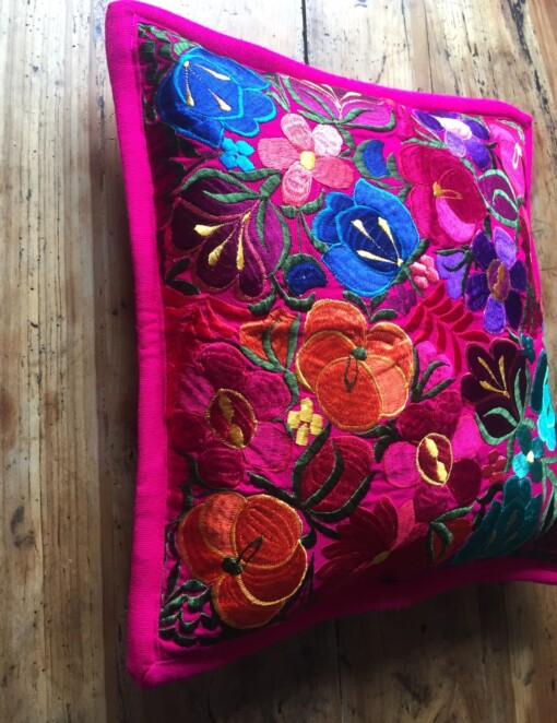 Roze blauw geel mexicaanse kussenhoes uit de Chiapas regio