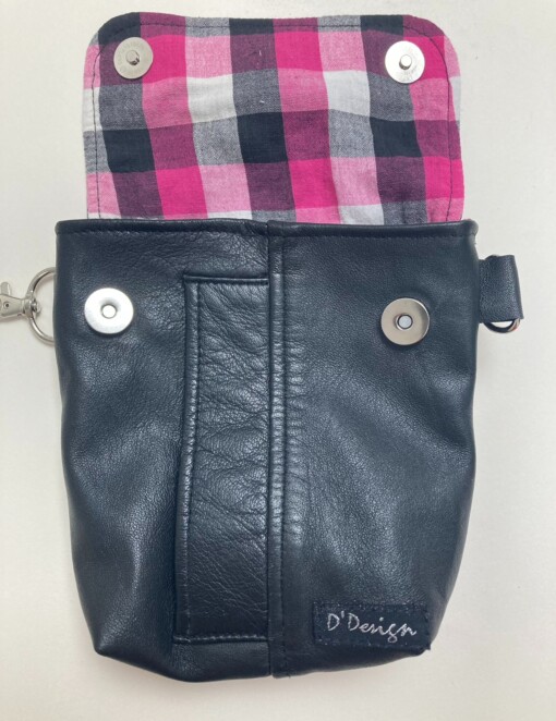 Stoere kleine compact en soepel schoudertasje. van zwart hergebruikt leer te gebruiken als heuptasje.