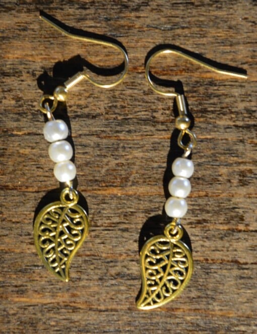 oorbellen met parels en een stylish blaadje