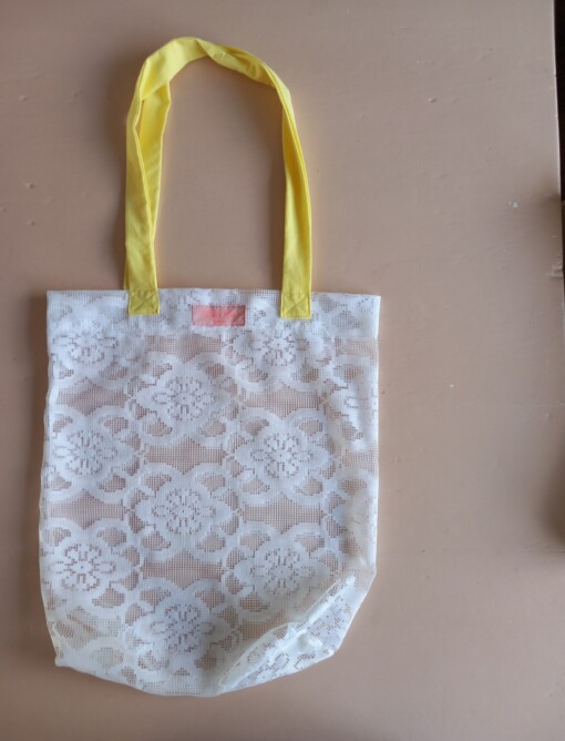 Upcycled zomertas met vintage bloemenprint en geel hengsel