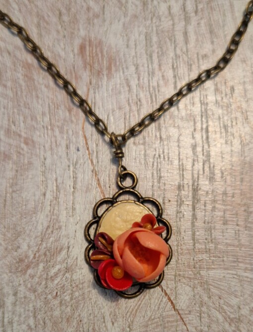 Unieke halsketting met bloemen in polymeerklei