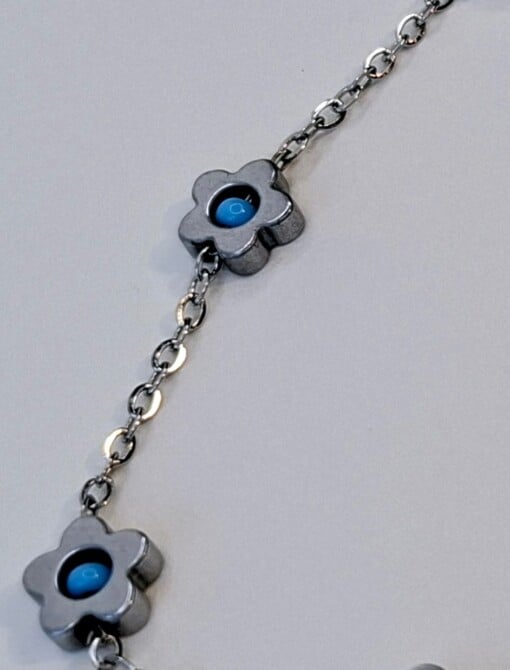 Kleine bloem stalen armband met natuurlijke hematiet stenen