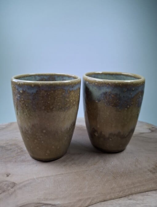 2 keramiek koffiebekers Zand