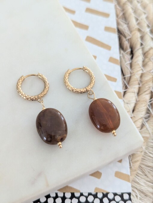 Natural big stone oorbellen goud
