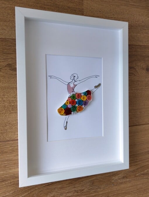 Papierkunst in quilling-techniek: Ballerina – elegante muurdecoratie met kleurrijke rok van papierstroken
