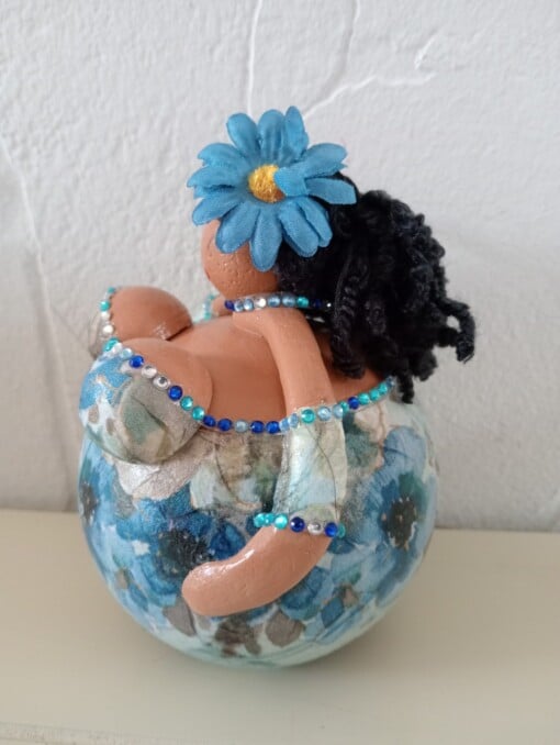 Unieke handgemaakte dikke dame in blauwe bloemetjesjurk,14 cm,mixed media,deco art