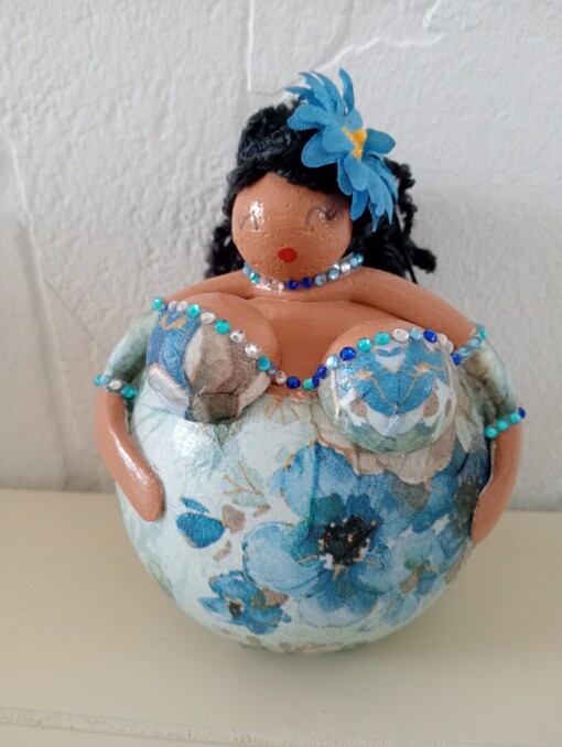 Unieke handgemaakte dikke dame in blauwe bloemetjesjurk,14 cm,mixed media,deco art