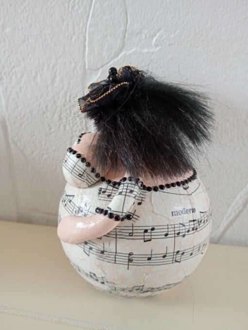 Dikke dame in zwart wit,handgemaakt en uniek,14 cm,mixed media,deco art