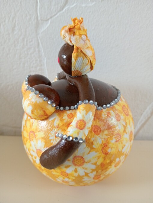 Exotisch dik dametje in een zonnig jurkje,uniek en handgemaakt,14 cm,mixed media