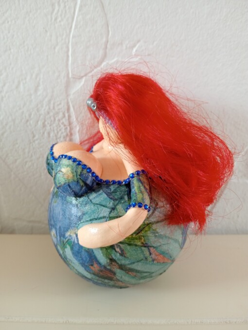 Ginger,dik dametje met felrood haar,handgemaakt en uniek,14  cm,mixed media