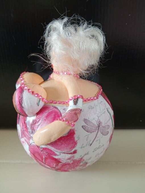 Punkblond dik dametje,lady in pink,handgemaakt en uniek,14 cm,mixed media