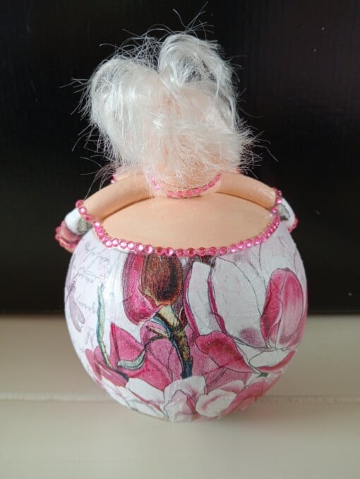 Punkblond dik dametje,lady in pink,handgemaakt en uniek,14 cm,mixed media