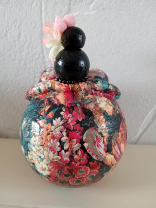 Schattig chinees dik dametje,handgemaakt en uniek,14 cm,mixed media