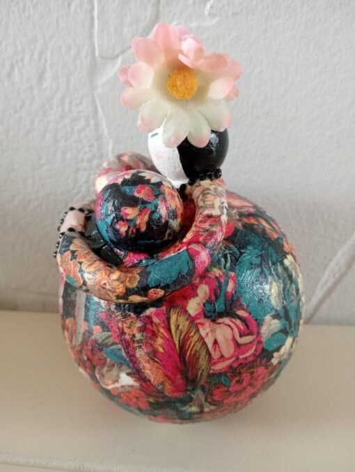 Schattig chinees dik dametje,handgemaakt en uniek,14 cm,mixed media
