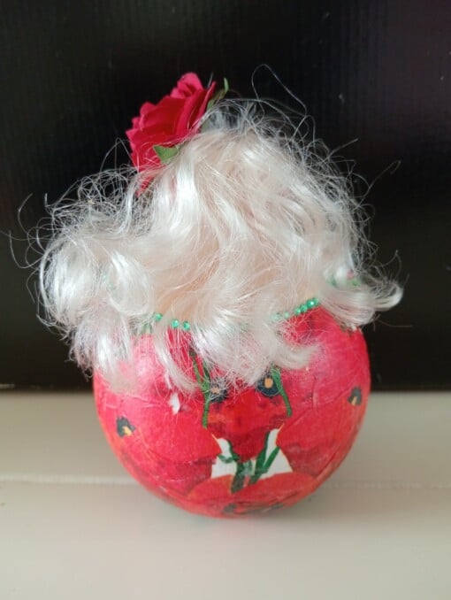 blond dik dametje,lady in red,14 cm,handgemaakt en uniek,mixed media