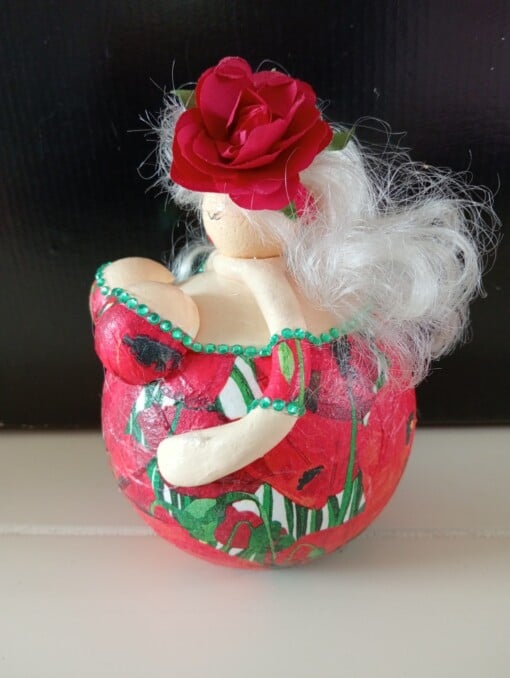 blond dik dametje,lady in red,14 cm,handgemaakt en uniek,mixed media