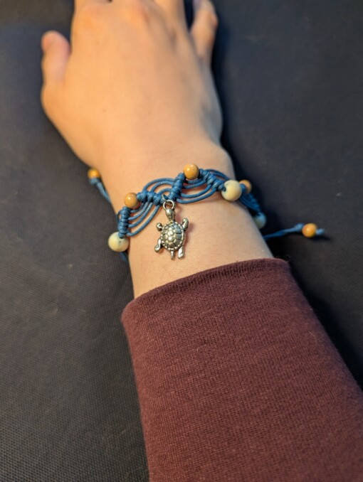 Blauwe armband met schildpad - handgeknoopt met waxkoord, houten en gemarmerde kralen | Ocean Glow collectie