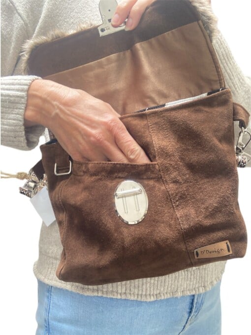Donker bruine suede schoudertas gemaakt van vintage suede rok met nepbont