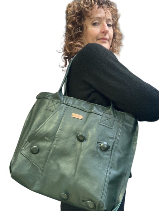 Tassen met een verhaal – Herinneringstassen van vintage kleding & leer Handgemaakt van gerecycled materiaal met emotionele waarde.